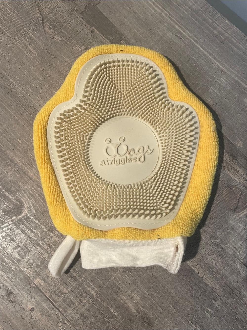 Wags & Wiggles Yellow Massaging Bath Mitt Shampoo Soft Bristles Microfiber